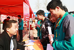 企業(yè)在校進(jìn)行招聘